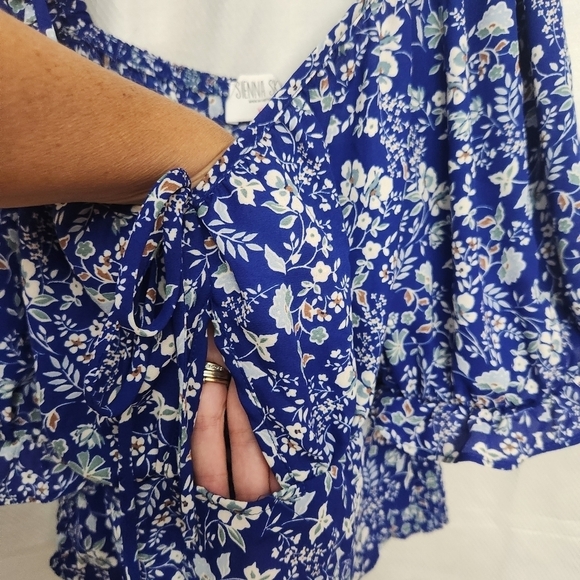 Sienna Sky blue floral cropped short sleeve top cut out in front size XL - Picture 4 of 13